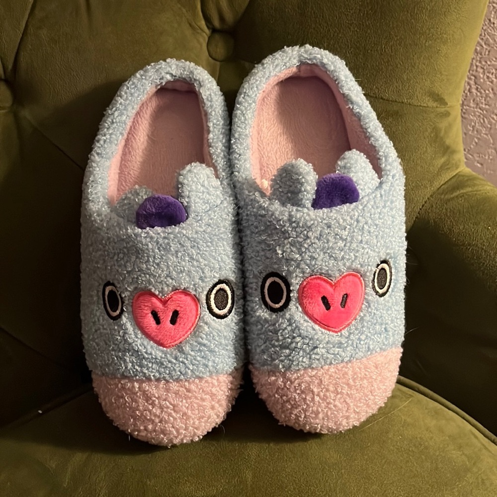 Line friends Mang slippers in size 7💜